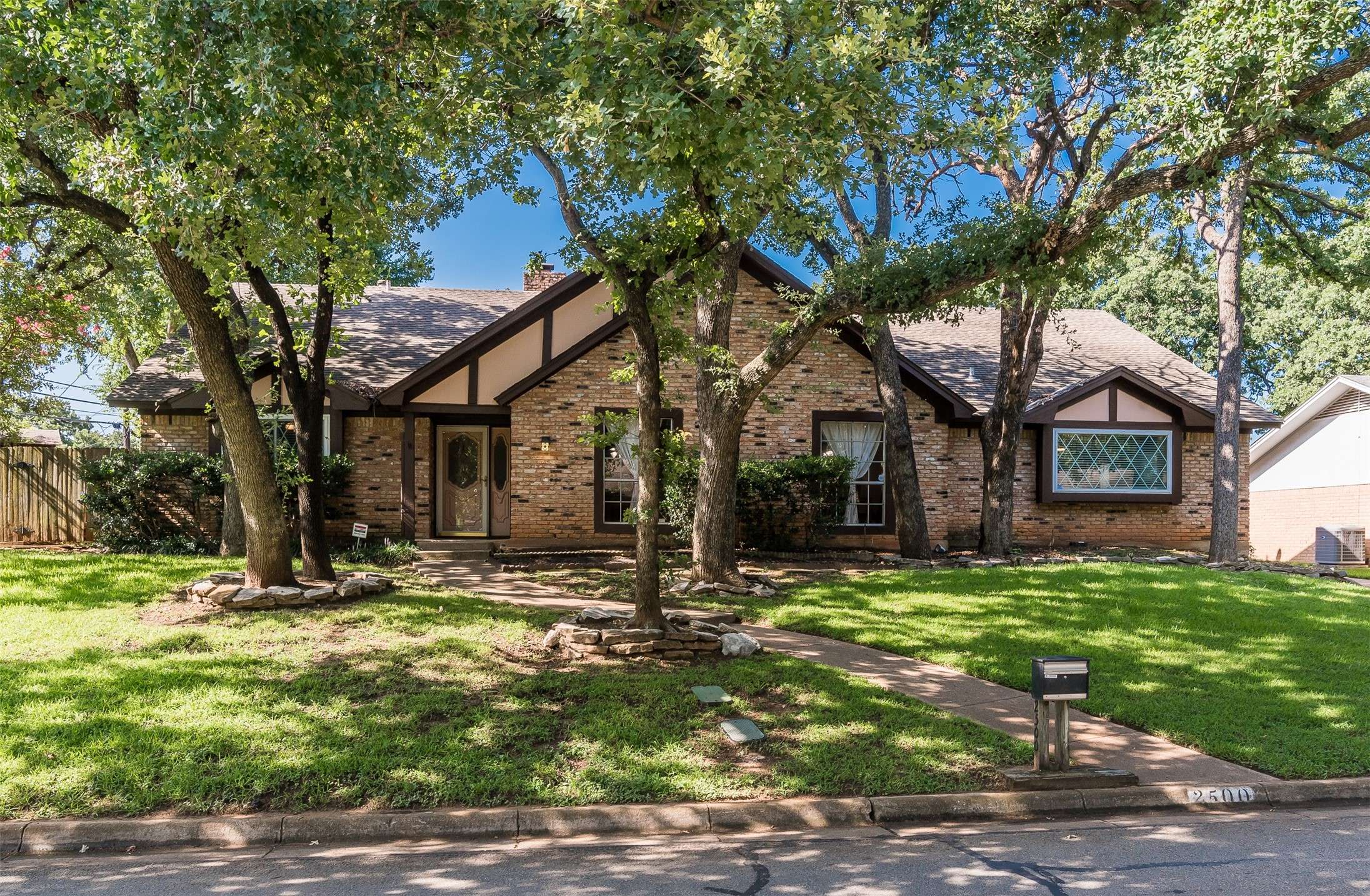 2500 High Oak DR, Arlington, TX 76012