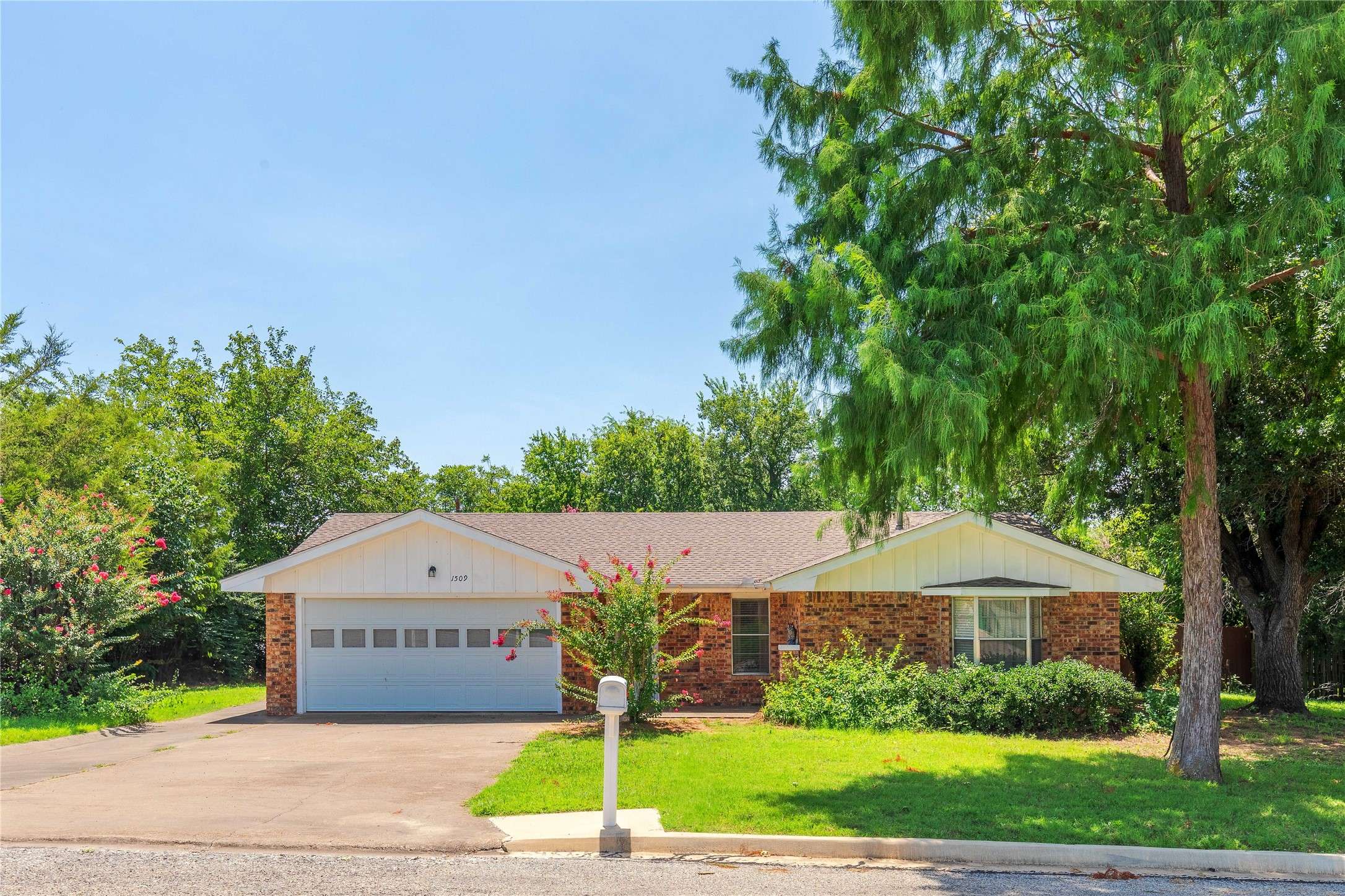 1509 Jefferson ST, Bowie, TX 76230