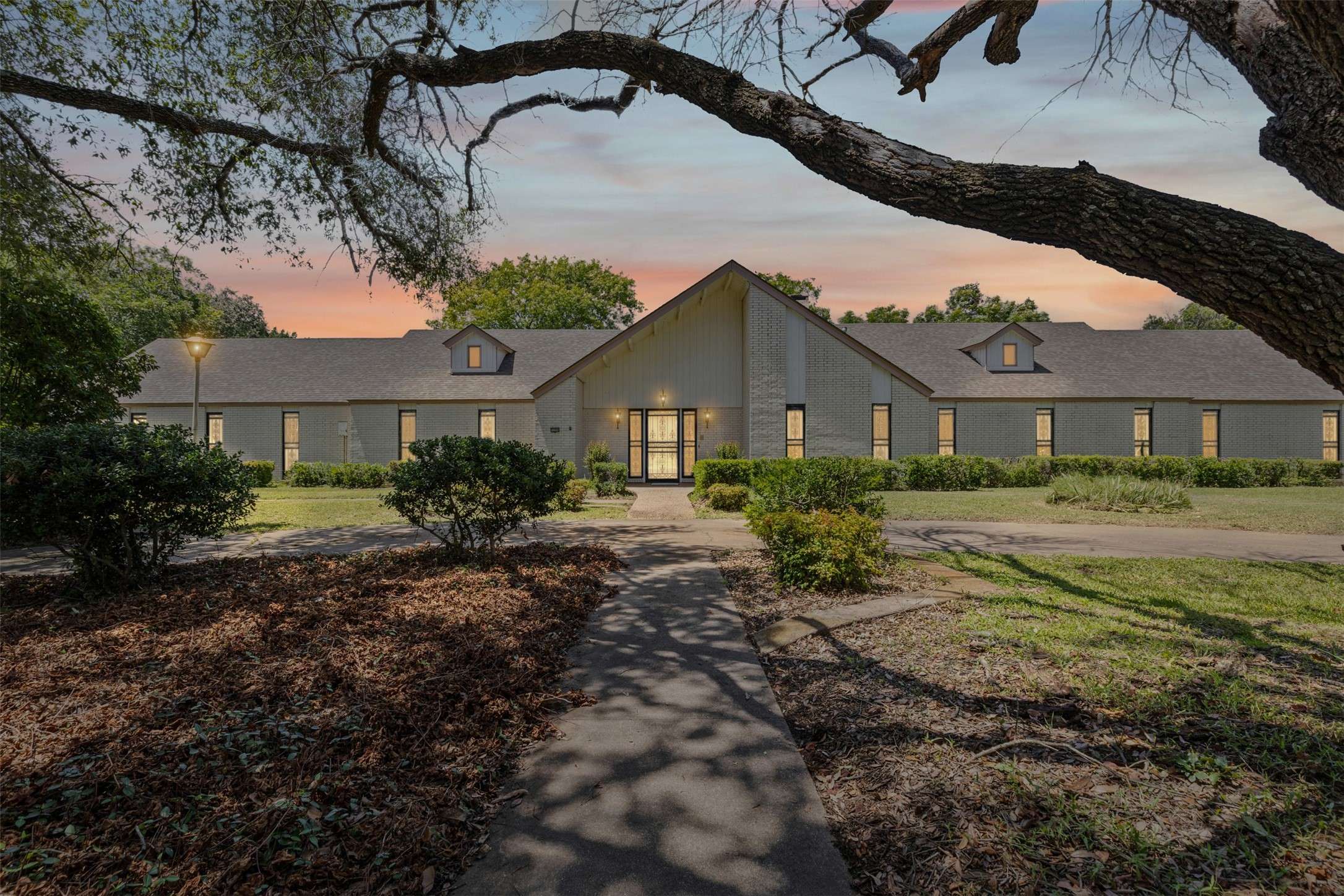 1204 W Westhill DR, Cleburne, TX 76033