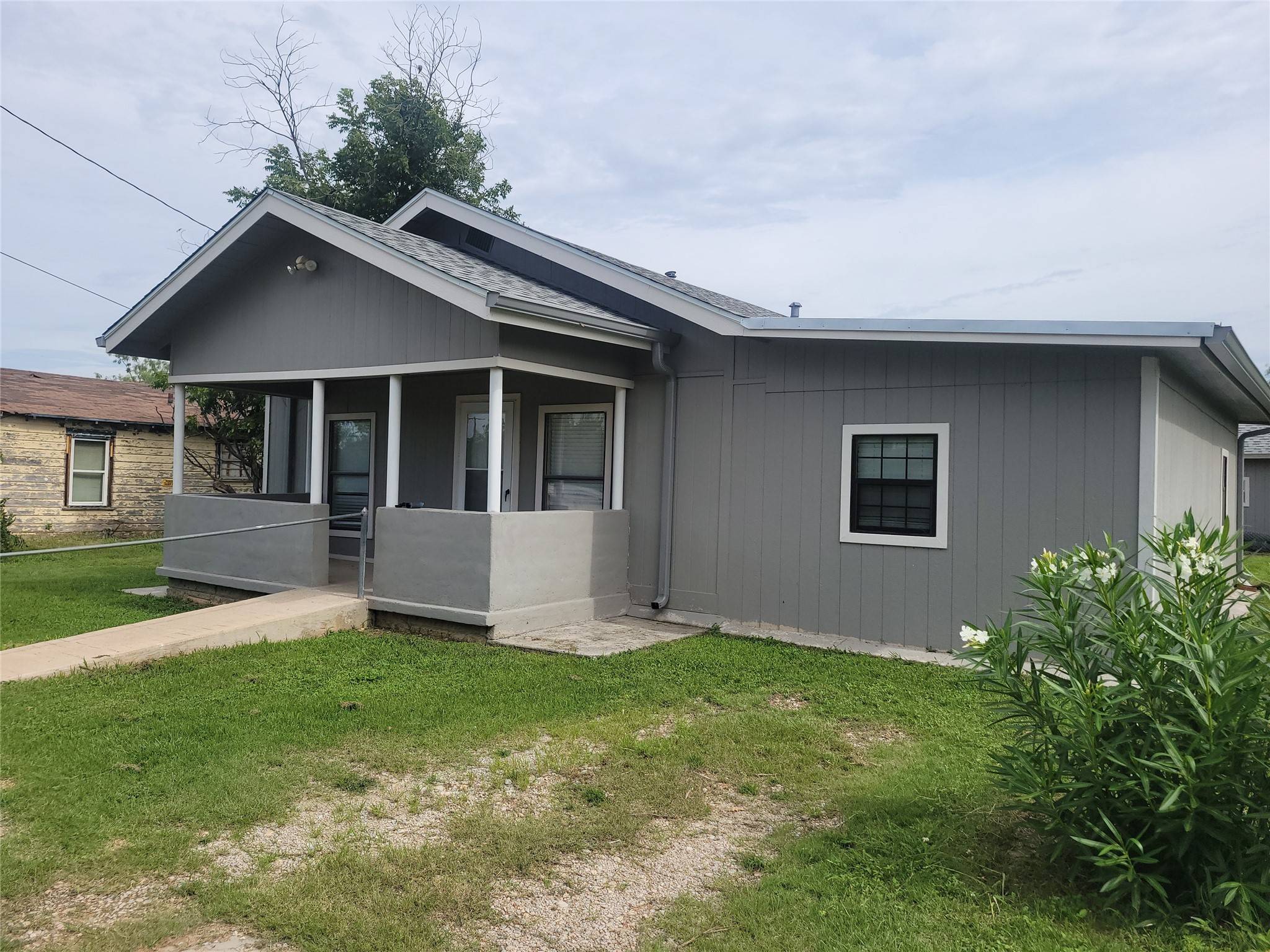 1009 W Mesquite ST, Coleman, TX 76834
