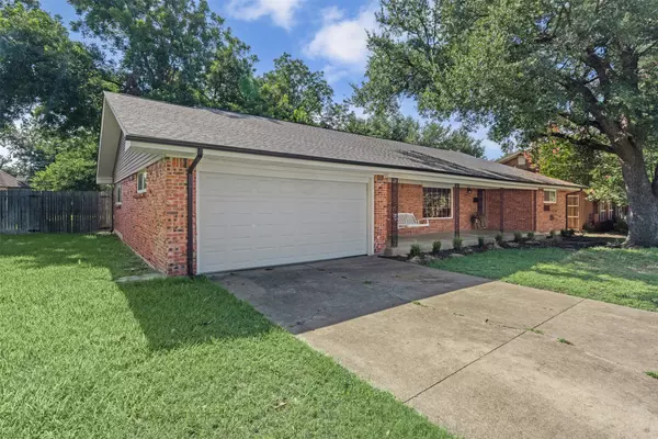 4205 Springbranch DR, Benbrook, TX 76116