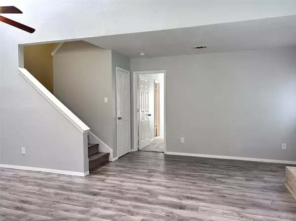 Euless, TX 76040,116 Main PL