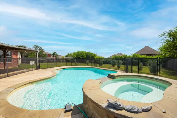 905 Hillside CIR,  Justin,  TX 76247