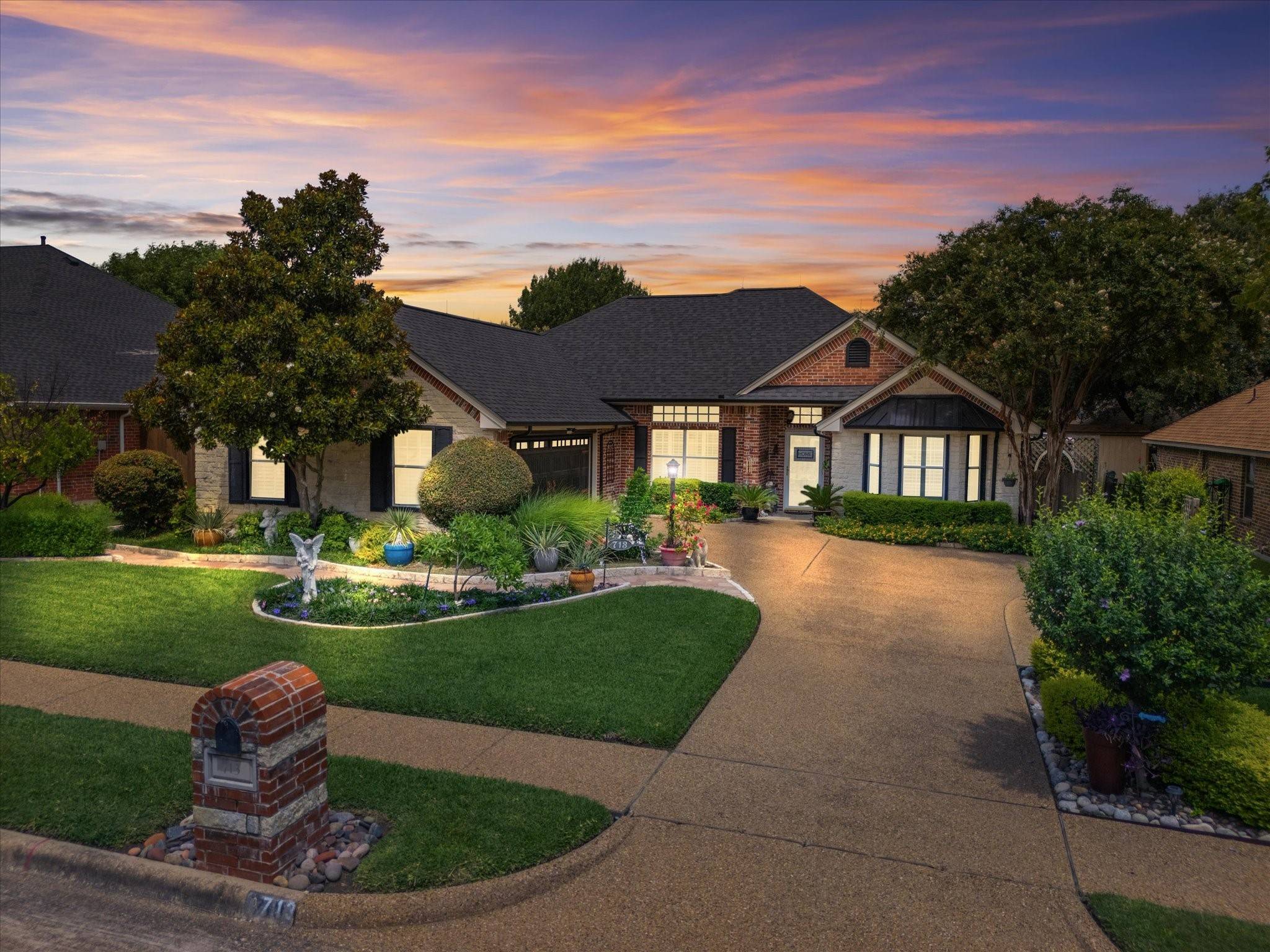 713 Amherst DR, Waxahachie, TX 75165