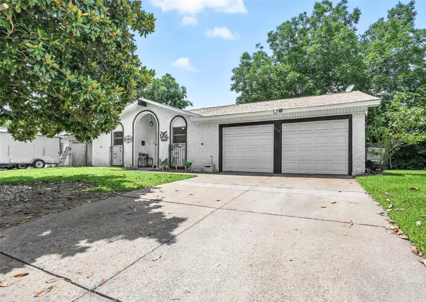 913 Venice ST, Hurst, TX 76053