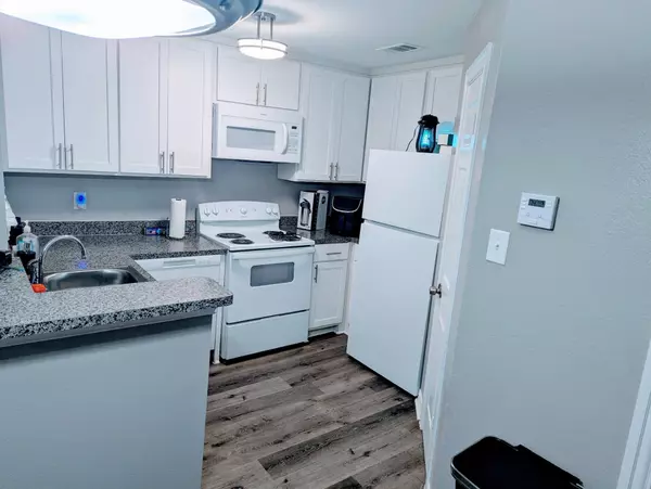 Dallas, TX 75243,9819 Walnut ST #203
