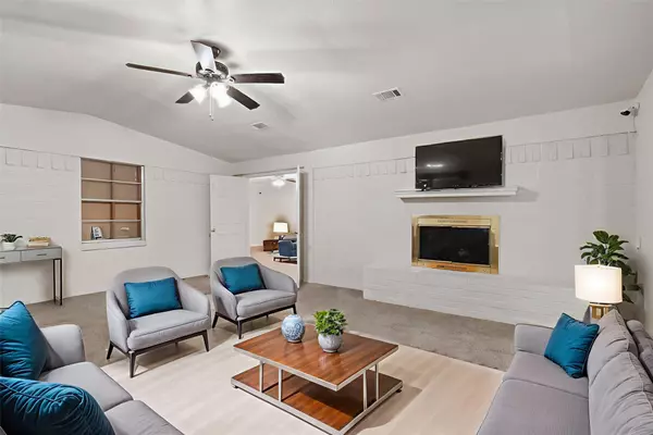 1304 Bradley CT, Cleburne, TX 76033