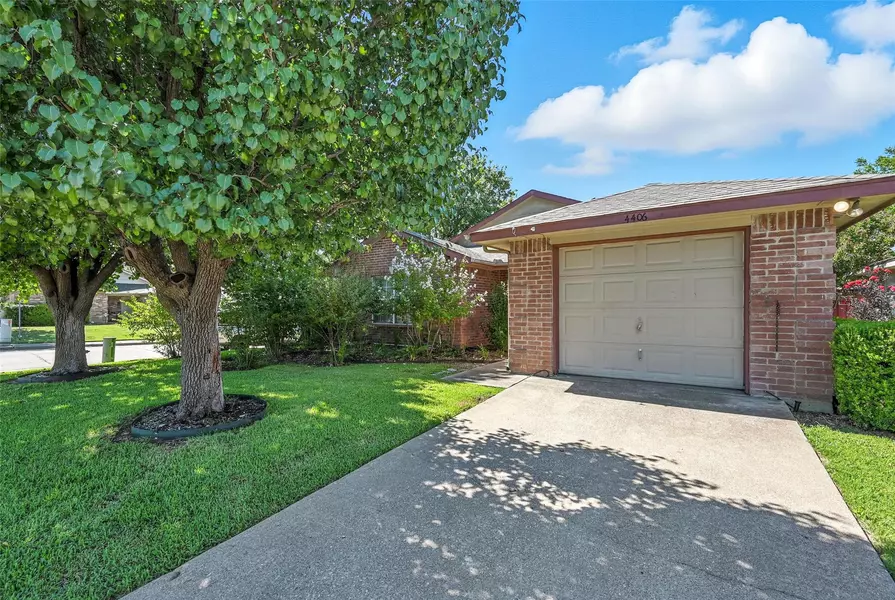 4406 Falls DR, Dallas, TX 75211