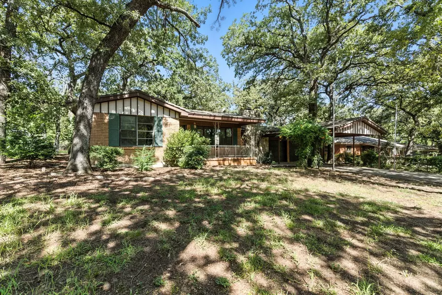 921 Red Bud DR, Azle, TX 76020
