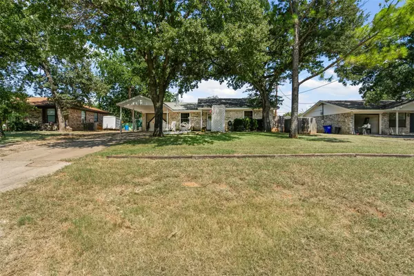 153 Rhoades ST, Azle, TX 76020