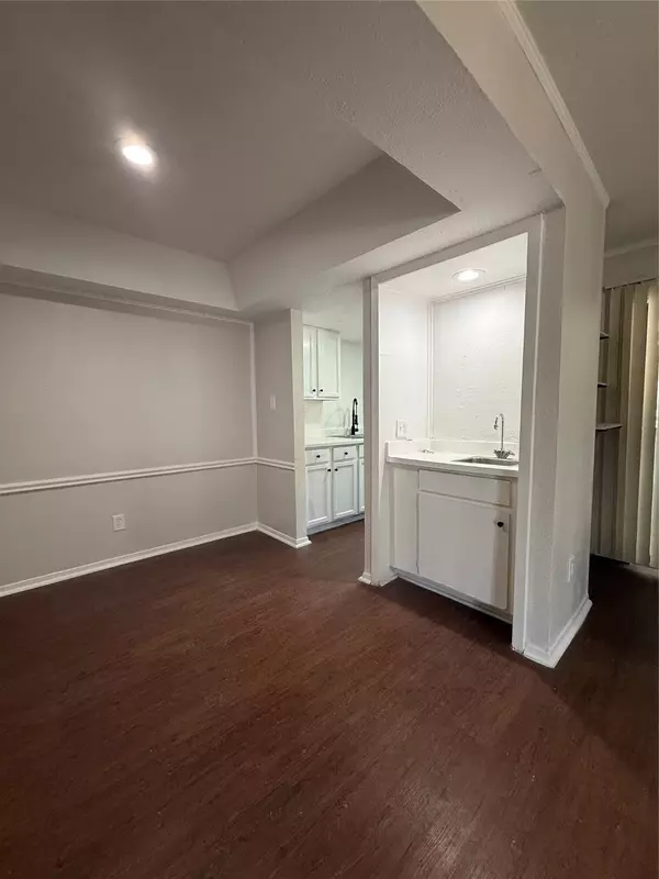 Dallas, TX 75231,7431 Holly Hill DR #110