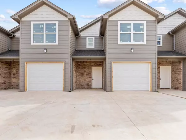 104 Abbey Park CT, Granbury, TX 76049