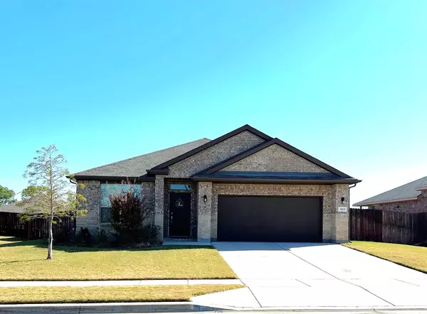 424 Skipper LN, Azle, TX 76020