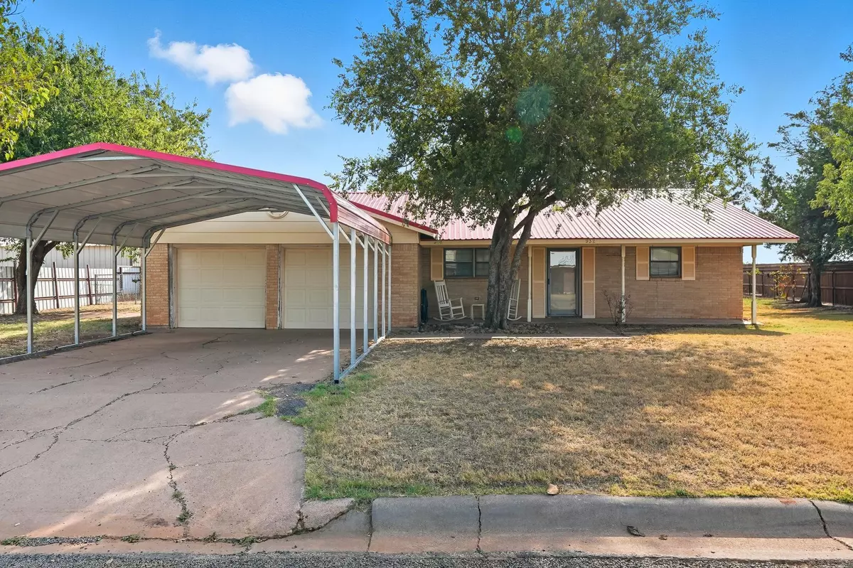 Aspermont, TX 79502,932 Grace ST