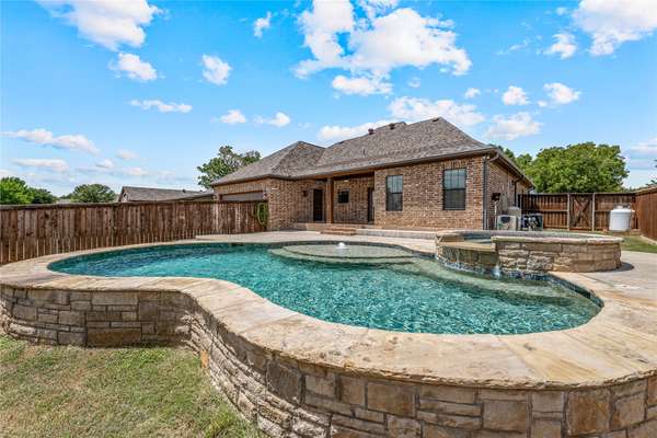 1202 Thomas LN, Graham, TX 76450