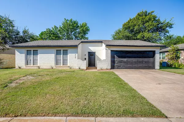 317 NW Suzanne TER, Burleson, TX 76028