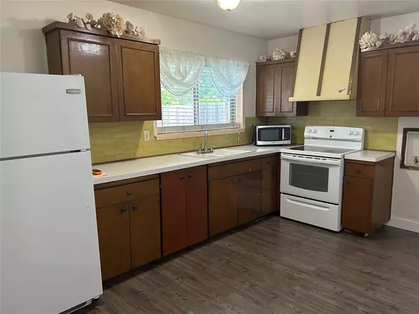 Grand Prairie, TX 75052,517 N Holiday DR