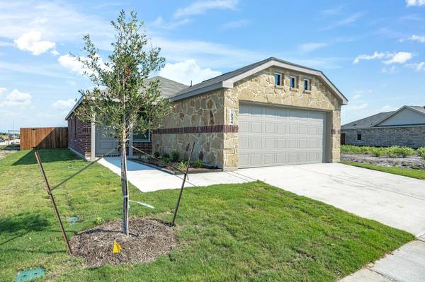 1034 Shady Oaks DR, Ennis, TX 75119