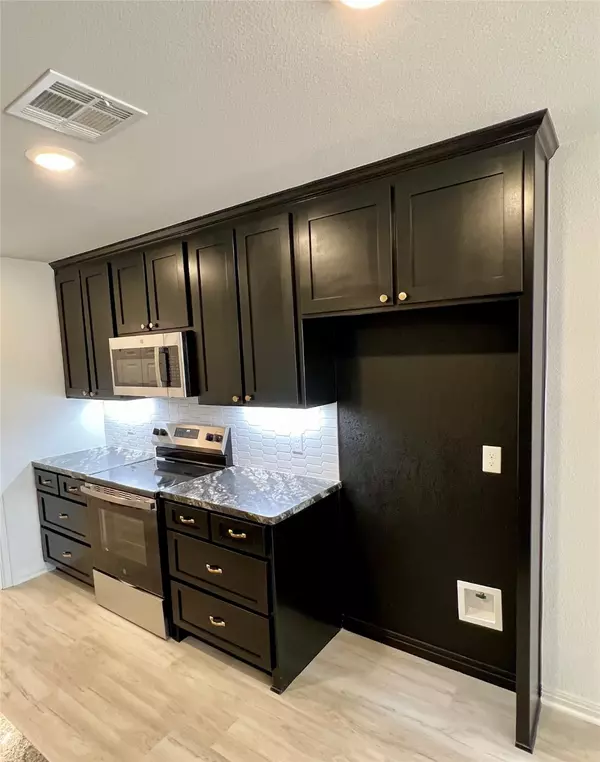 Lacy Lakeview, TX 76705,406 Conway ST