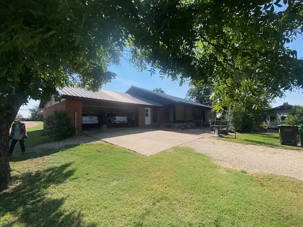 Lott, TX 76656,449 County Road 403