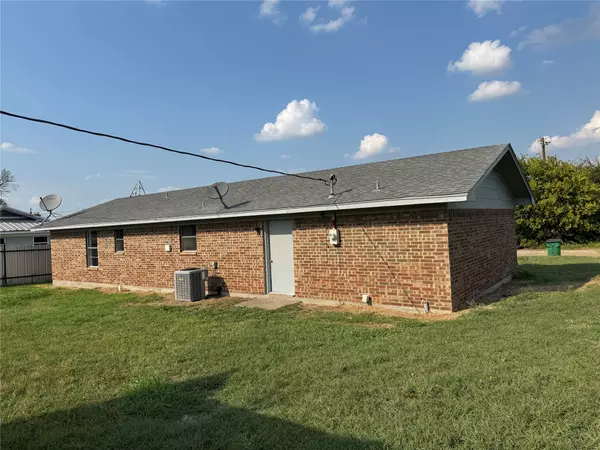 Clifton, TX 76634,927 S Avenue H