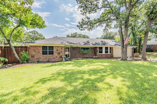 833 W Cheryl AVE, Hurst, TX 76053