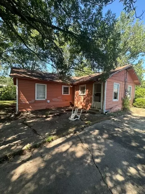 Mcgregor, TX 76657,727 E 3RD ST