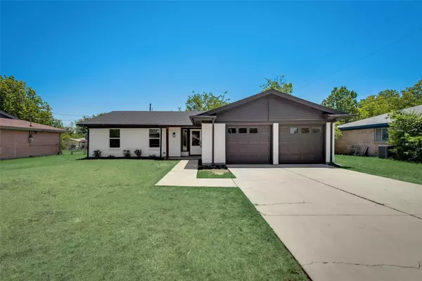 1004 Darnell AVE, Benbrook, TX 76126