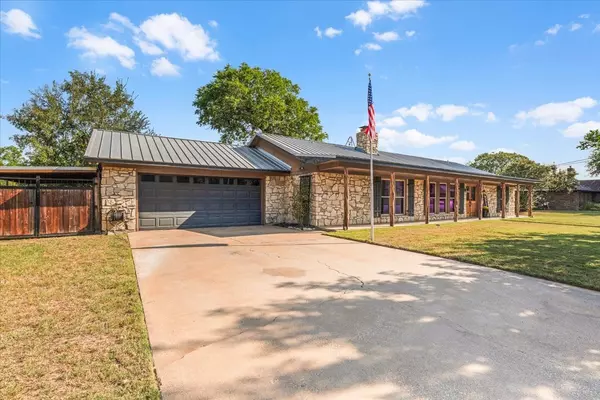 305 Huggins DR, Springtown, TX 76082
