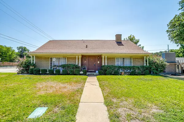 1102 Edwards CT N, Irving, TX 75062
