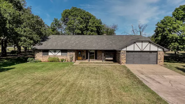 101 Meadow CT, Weatherford, TX 76086