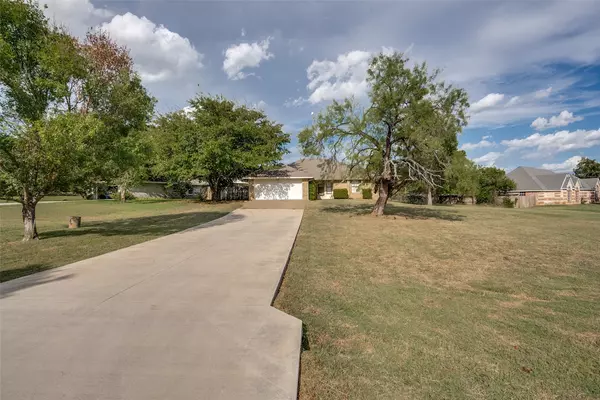 106 Marys LN, Weatherford, TX 76086
