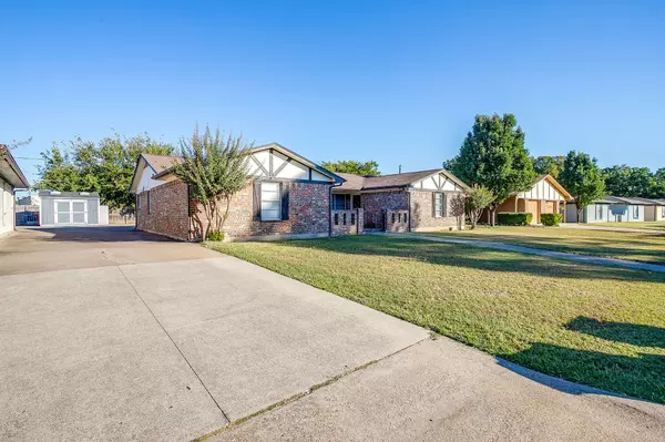 Burleson, TX 76028,816 Ash ST