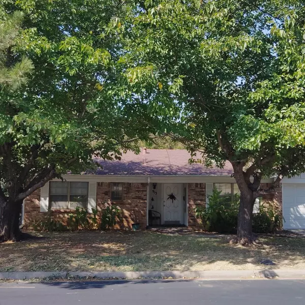 913 Irwin DR, Hurst, TX 76053