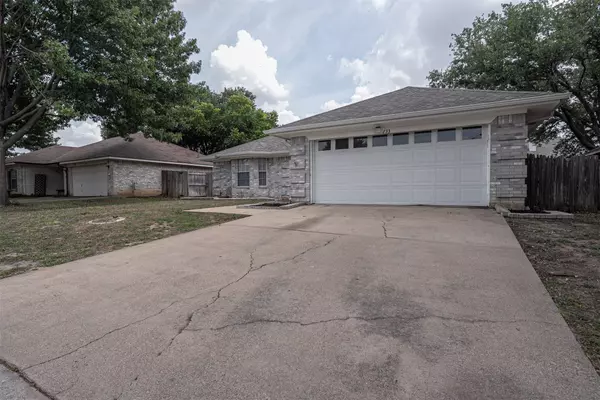 Burleson, TX 76028,733 Windridge LN