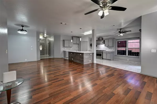 Dallas, TX 75217,7018 Petty LN