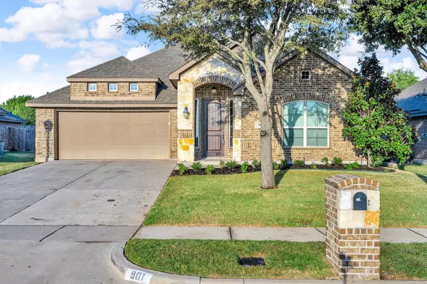 901 Abbey LN, Midlothian, TX 76065