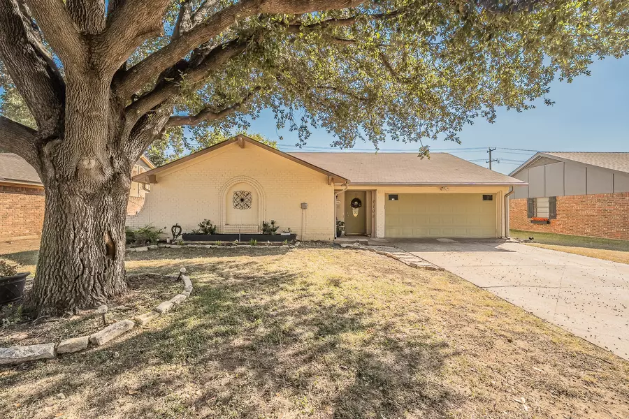 4108 Longleaf LN, Fort Worth, TX 76137