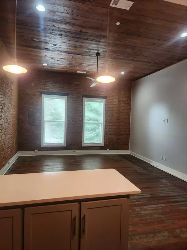 203 N DALLAS ST #203, Ennis, TX 75119