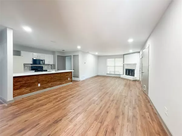 1302 N San Saba ST, Grand Prairie, TX 75052