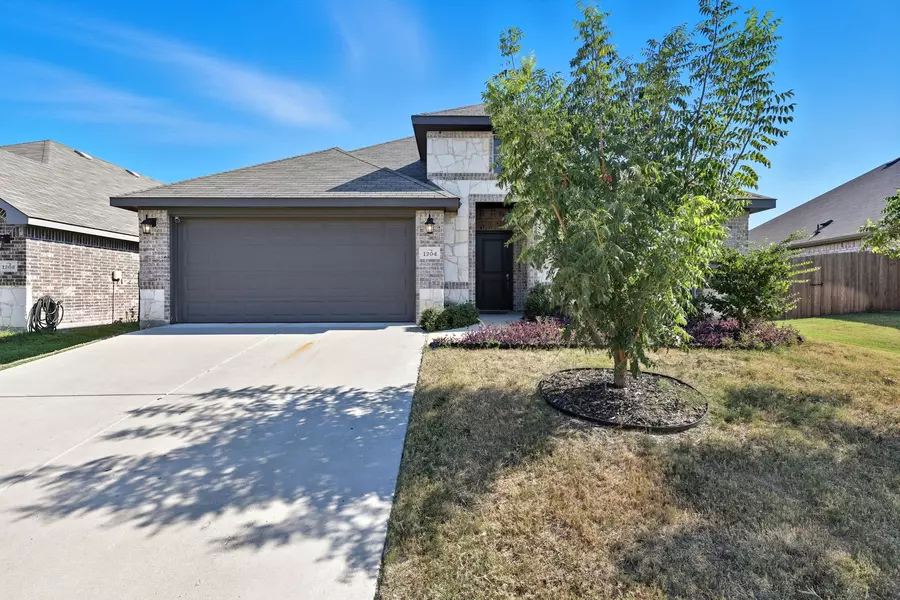 1204 Queens Brook LN, Fort Worth, TX 76140