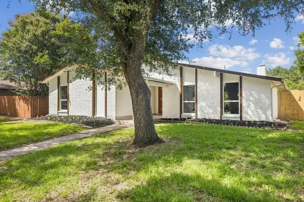 714 Pinehill LN, Grand Prairie, TX 75052