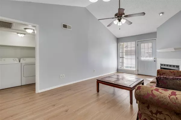 Dallas, TX 75243,9601 Forest LN #422