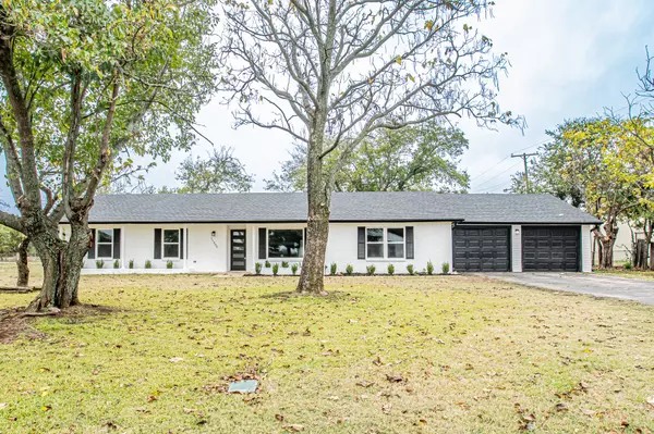 11300 Smallwood DR, Burleson, TX 76028