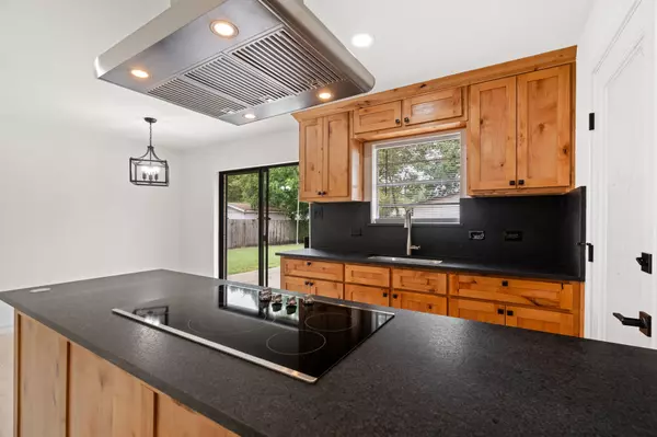 103 N Summit ST, Red Oak, TX 75154