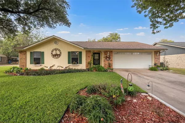 221 Crockett LN, Hewitt, TX 76643