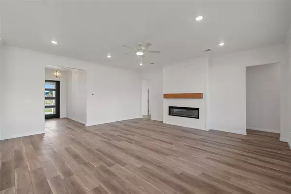 Hewitt, TX 76643,912 Gallant Fox RD