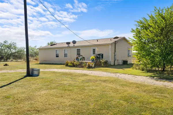 7041 NW County Road 2070, Barry, TX 75102