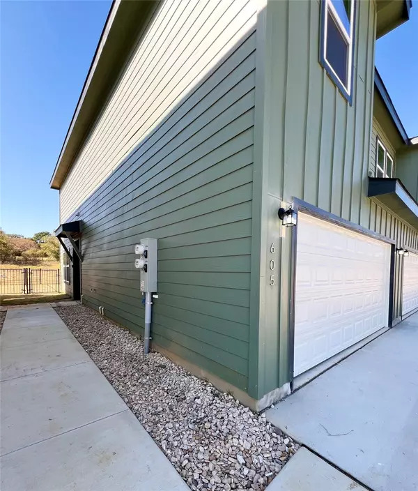 Burleson, TX 76028,3501 E Renfro ST #605