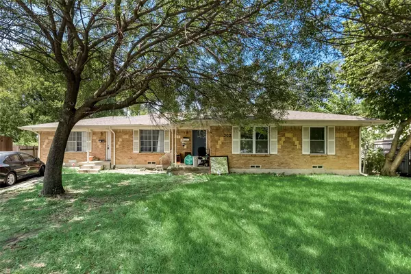 902 Spring Valley PLZ, Richardson, TX 75080